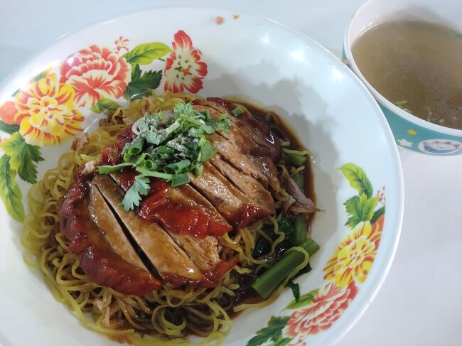 値段は40バーツ位でした。<br />スープが胡椒効きすぎな感じでしたが、麺は美味しかったです。