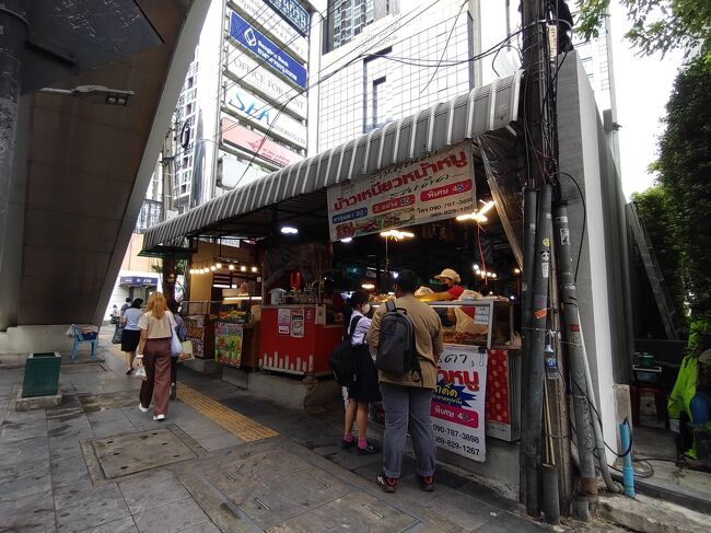 エアポートレイルリンクでパヤタイに到着。<br />機内食も食べずに寝ていたので朝食を食べます。