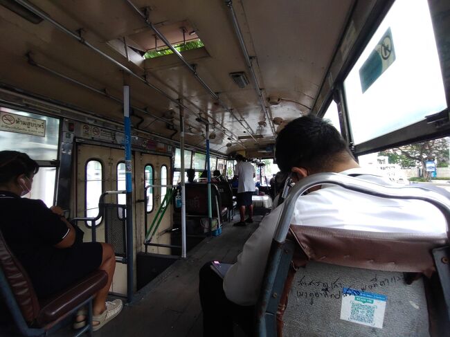 路線バスに乗って移動です。<br />冷房なしバス。