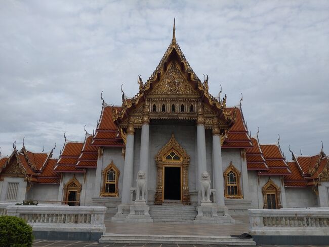 ワットベンチャマボピット（大理石寺院）に到着です。<br />建物は大理石で作られています。