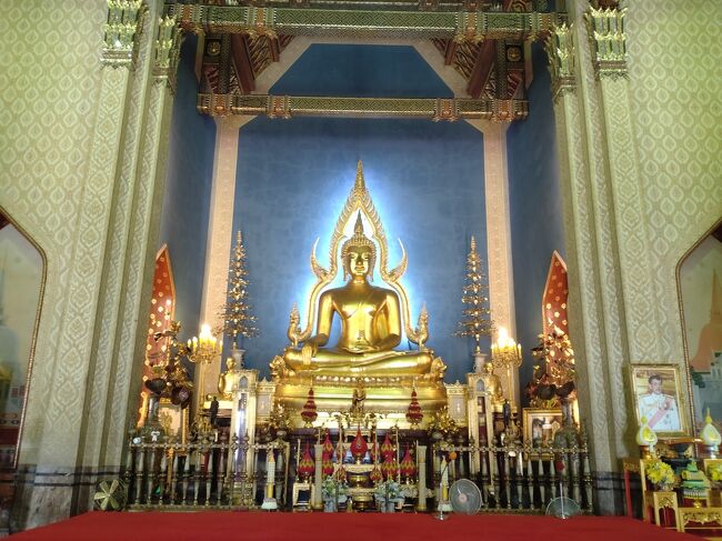 黄金色の仏像様。<br />観光客が数組いただけで、人が少ないです。
