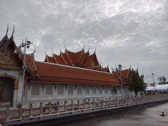 寝不足と蒸し暑くて外の観光は辛いです。