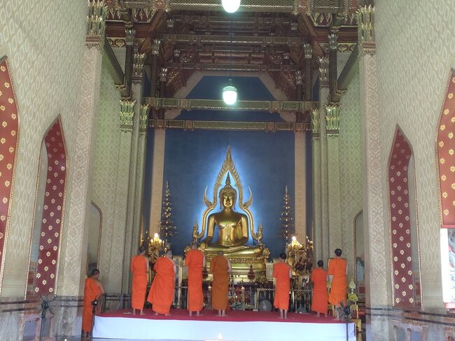 もう一度仏像様を拝もうと思ったら、お坊さんのお経が始まるから入れませんでした。