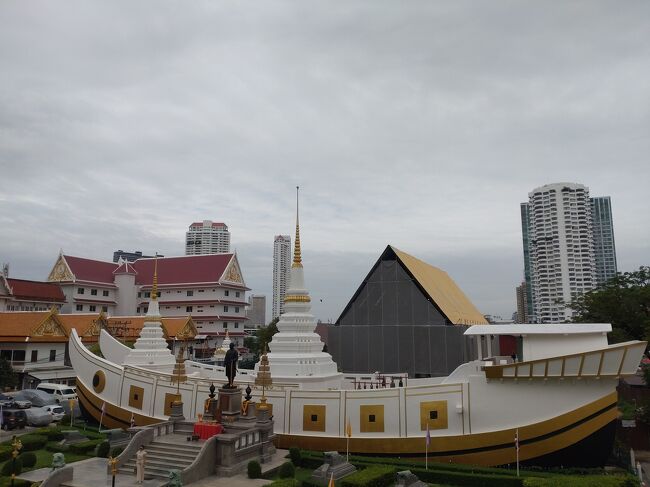 船の形のワットです。<br />ワットヤーンナーワー。<br />観光バスが何台も停まっていました。