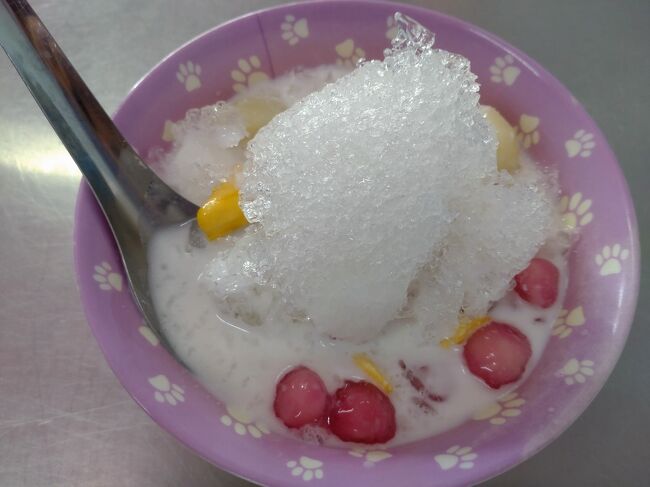 写真を見せて注文しました。<br />40バーツです。<br />甘さ控えめのココナッツミルクに氷がさっぱり。