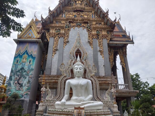 銀色の仏像様です。