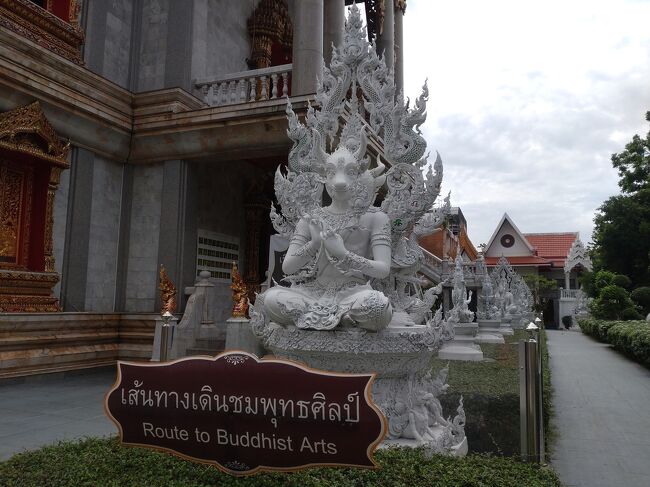 こちらも銀色です。<br />このワットは外国人観光客が何名かいました。