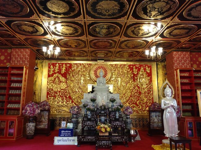 １階の仏像と天井画。