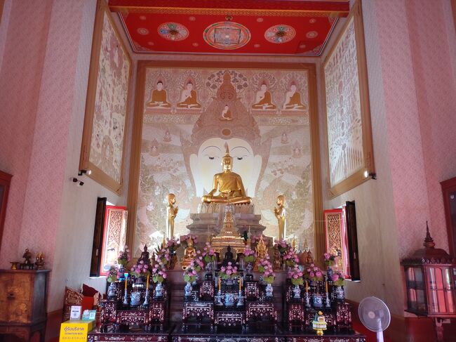 ２階にも仏像と仏画がありました。<br />１階に比べて明るい色合いです。