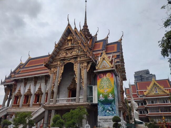 デザート屋さんのすぐ近くにあるワットです。<br />ワットスッティワラーラームです。