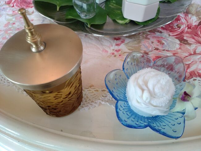 冷たいお茶と、冷たいお絞り。<br />お絞りが少し凍っていて冷たくて顔を拭きたくなりました。