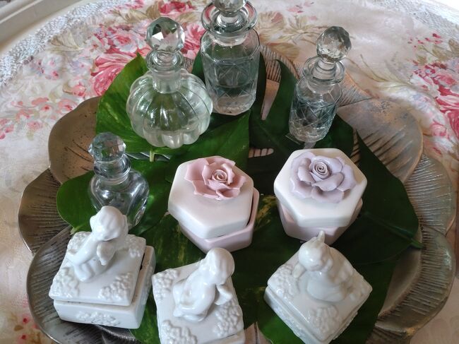 香りをかいでオイルとスクラブを選びます。