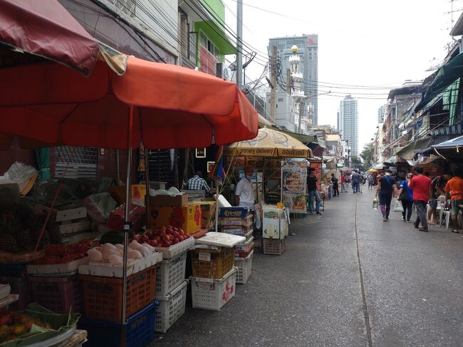 バーツの手持ちが少ないので両替をします。<br />お目当ての両替所がスパから歩いて20分とあったので歩いて向かう事にしました。<br />マーケットを見ながら歩きます。