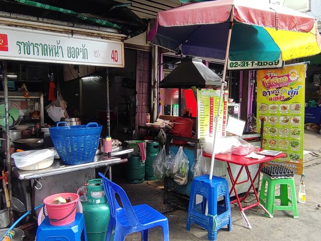 BTSに乗ってバーンチャック駅にきました。<br />ランチを食べます。<br />こういう街中の食堂が好きです。