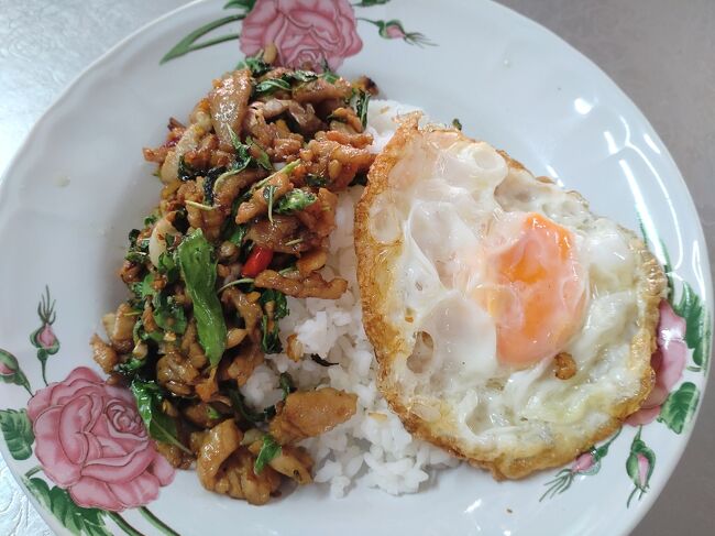 ガパオライスを注文。<br />大き目のひき肉とバジル、半熟の目玉焼き。<br />ご飯が固まっていたのが残念。味は辛くておいしかったです。