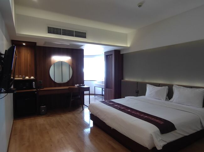 ダブルルームのシングルユースです。<br />広めのお部屋です。<br />寝不足と暑さでぐったり。休憩します。