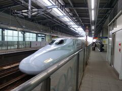 　続いてやってきた新大阪行き「さくら」も、ほぼ定刻。