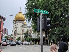 アラブストリートまで来ました。
目的地のサルタンモスクがすぐそこに見えます。
