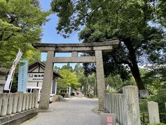 車で降りてくると『足羽神社』がありました。枝垂れ桜や紅葉、アジサイと季節の花が楽しめる神社でもあるようです。