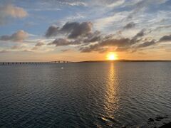 昨年宿題にしてあったサンセットビーチでの夕日。
伊良部大橋のシルエットがいいですねー