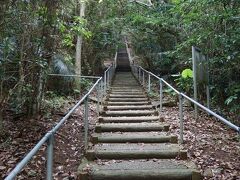 大岳へ上る登山道。整備された石段が続き上り易い。約15分程で頂上へ