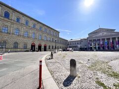 Max Joseph Platz

ど～んっと立派な建物が彩るヨーゼフ広場。
右手にあるのがバイエルン国立歌劇場、左手にあるのはミュンヘンレジデンツ。
