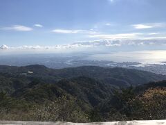 六甲山ロープウエイまで宿の車で送ってもらって、山頂展望台から神戸港を望む
大阪湾に関空も見える？
