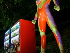 前日に戻り、安達太良SAに居たウルトラマン。金曜日夜はここで車中泊した。