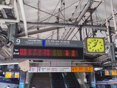 8:05　新宿駅

満席の特急あずさに乗って出発。