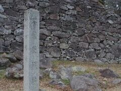 名護屋城跡の入口に立っている石碑。このあたりからすでに高い石垣が見事でした。