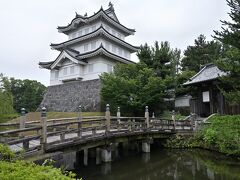 ●忍城址

博物館を出て、引き続き周囲を散策してみることに。
城跡は宅地化が進んでおり、現在は本丸跡のみが残っている状況で、シンボルとなっている「御三階櫓」も、元々は別の郭にあったものをここに再建しています。