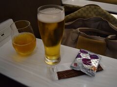 出発はど平日の仕事後。
ロシア上空が飛べないので、今までの深夜便より時間が早まってしまっている…。

以前ならフランクフルト行きの深夜便は0時を回っていたはずなのですが、21時半発に。
定時ダッシュしても間に合わない…。

ミュンヘン経由なら22時45分。
コレなら間に合う。

別切りの伊丹→羽田は20時台が安心だけど、絶対定時ダッシュしなければいけません！と1週間前から宣言して、19時発に。
結果スムーズにいって伊丹には18時着。
