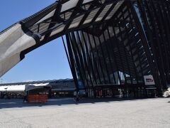 予想はしていましたが、荷物はついてこなかった。

次の便で来ることがわかってホテルまで届けるといわれましたが、私のカンが荷物をホテルまで送ってもらったら今日は届かない気がする…。
というか、明日だって微妙な気がする…。
だってリヨンからニームまでめっちゃ離れてるし。

幸い次の便は12時着、列車は17時発なので、3時間ほどあるけどココで待って受け取ることに。

化粧をして、ナイトパックのお菓子を食べたりして過ごし、無事荷物を受け取る。