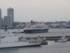 窓の外を見ると。
あれっ、にっぽん丸だっ！
今日は横浜港に飛鳥II、ダイヤモンドプリンセス、にっぽん丸が集結してる。
これもまたすごいね