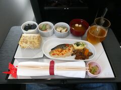 離陸後、機内食が出てきます。
9月は和食系で月の3回メニューが変わります。