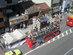 この部屋の最大の特長は、四条通りに向いている事。窓から祇園祭の山鉾が見られるんです！
