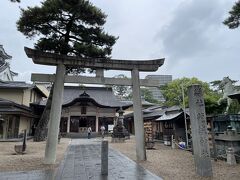 岡崎城のすぐ横にある神社です。