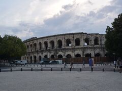 そのお隣にはニームの代表的なローマ遺跡のアレーナ、円形闘技場が。

ココは後日ゆっくりと見る予定ですが…。
どうやら今の季節、コンサートがあるらしい。
ということは中もコンサート仕様だよね…。
