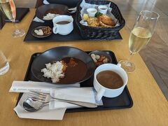 サクララウンジはメニューから選ぶ方式

ミニカレーとスープいただきました(⁠☆⁠▽⁠☆⁠)

カレー美味しい(⁠^⁠^⁠)