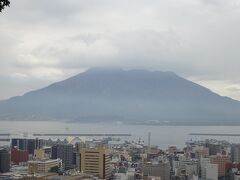 その後、城山公園へ。
街と桜島が正面に見えるスポットです。