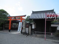 そして拝殿の右側には東丸神社・荷田東満旧宅跡があります。