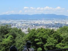 ひたすら千本鳥居を歩き山頂を目指します。途中には伏見の街を望む一息することろが数ヶ所あります。