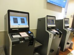 三井ガーデンホテル、岡山のチェックアウトの時間は、午前11時だったので、その前に後楽園を見に行くことにしました。
フロントには自動チェックアウトの機械が並んでいて、たくさんの人の事務処理ができることがわかりました。