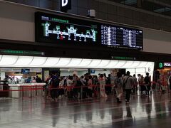 翌日の羽田空港　出発階。早朝からそこそこ混雑してます。