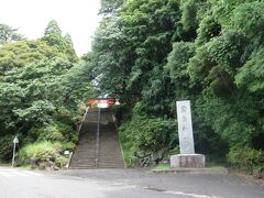 霧島神宮へはこの階段を登っていきます。