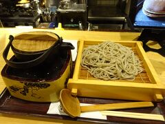 ホテルに向かう途中で夕食。
つけ蕎麦をいただきました。