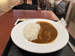 というわけでフライト前にカレーライスを。本当はリンガーハットでちゃんぽん食べたかったけど、順番待ちしていたのでこちらに