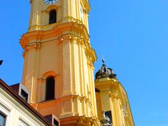 Theatinerkirche
https://www.theatinerkirche.de/

カナリアイエローの外観が目を引くテアティナー教会。レジデンツのすぐ側です。
かなり大きな建物なので全体像を入れるのも難しいのですが、この時は目の前で何やらイベントというか規制がかかっていて撮るにも撮れずでした。