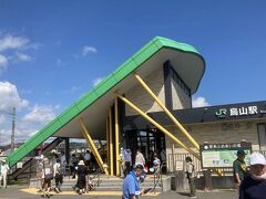 烏山駅に来ました。
小さいながらも、オシャレな駅舎です。