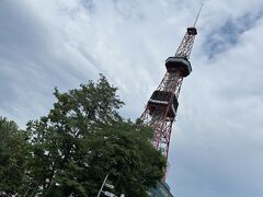 会場に向かう前に大通公園を少し散歩です。
久しぶりのテレビ塔にご挨拶しました。
さて、いい時間になったのでライブ会場の札幌ドームに向かいます。